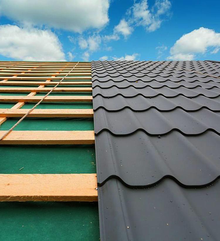 Techo de lámina acanalada en proceso de construcción