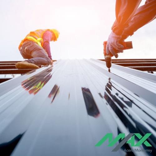 Trabajadores instalando lámina acanalada para techo