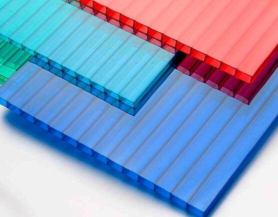 Láminas de policarbonato celular colocadas unas sobre otras para su exhibición.