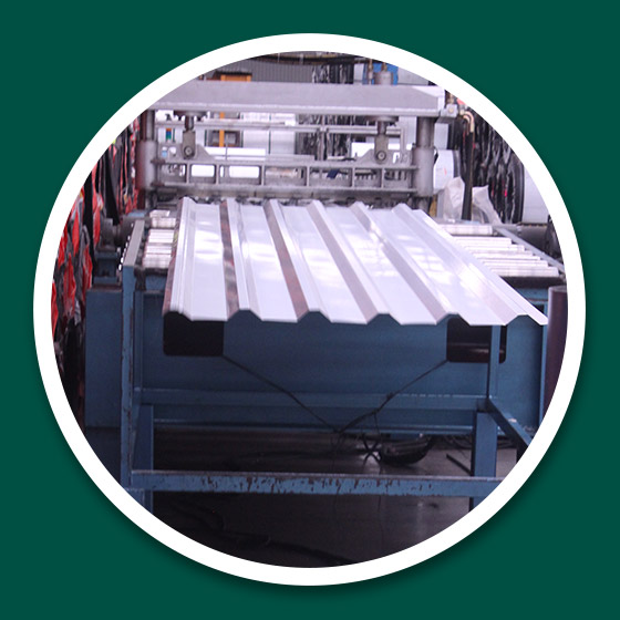 Lámina R101 saliendo de máquina roladora