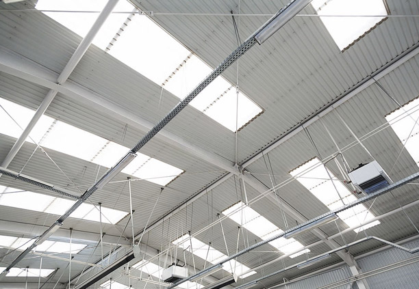 Techo de bodega construida con lámina R101