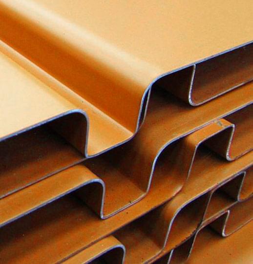 Estructura acanalada de la lámina tipo tablero de color café.