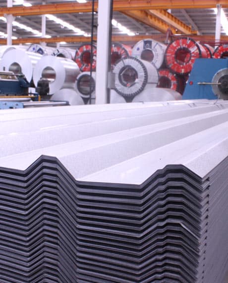 Lámina Zintro Alum acanalada apilada en bodega