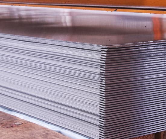 Lámina zintro alum estibada y lista para ser transportada en un almacén