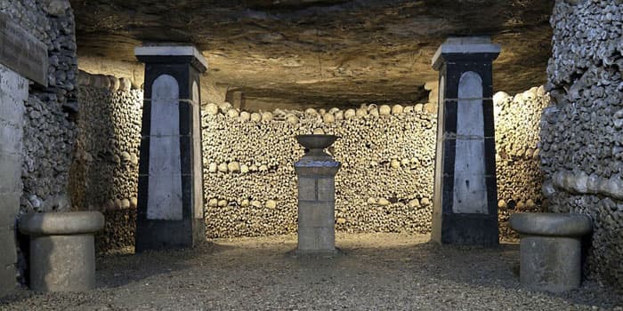 Catacumba subterránea con diversos cráneos y huesos humanos