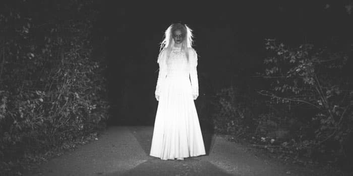 Mujer fantasmal portando un vestido blanco