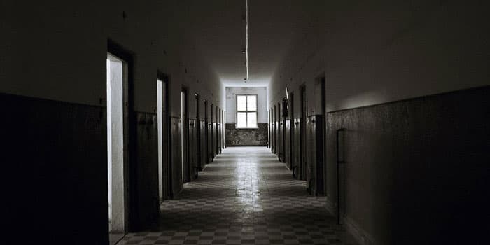 Pasillo de un hospital abandonado con decoración de épocas pasadas