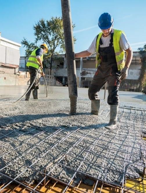 Trabajadores formando una losa de concreto.