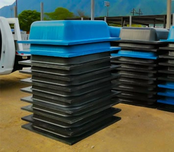 Casetones apilados en un sitio de obra listos para ser instalados