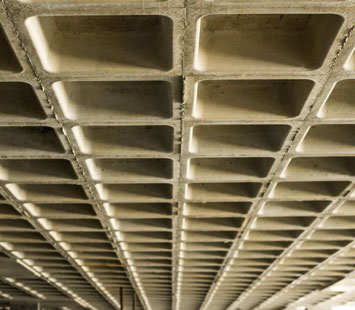 Losa nervada de tipo reticular vista desde el nivel del suelo