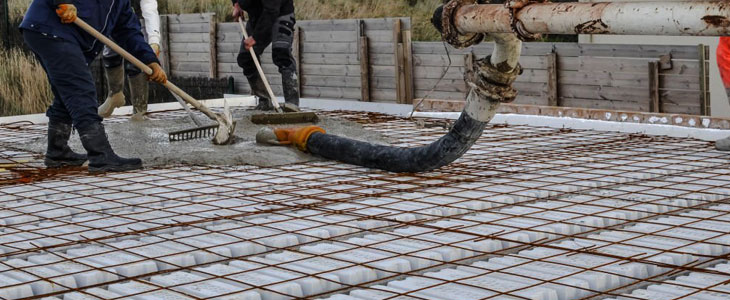 Constructores realizando el colado de concreto sobre una losa reticular