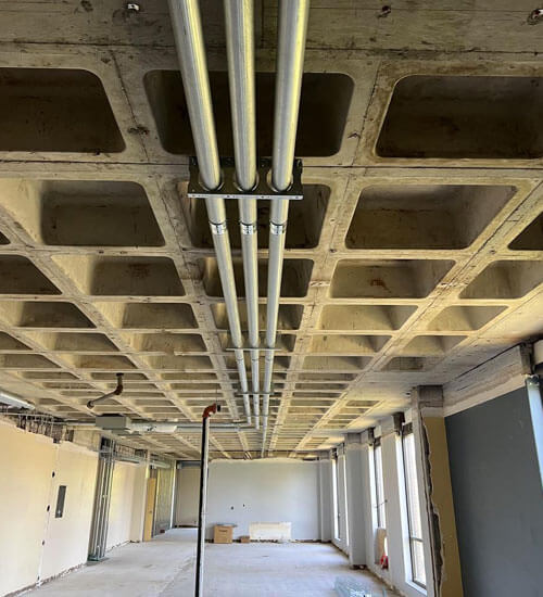 Interior de una construcción con losa reticular