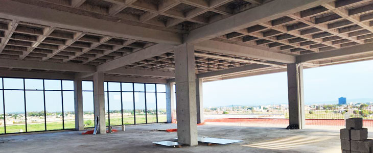 Losa reticular de un edificio vacío sostenida por trabes y columnas