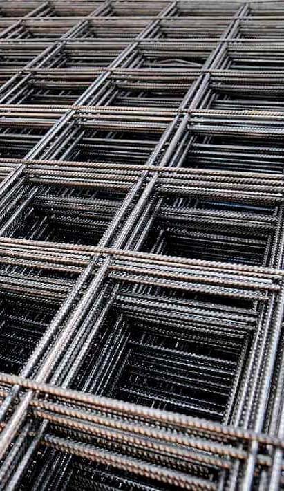 Lámina r 101 de acero galvanizado apilada en bodega.