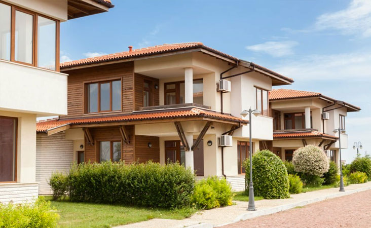 Casas estilo California con marquesina de teja en las entradas