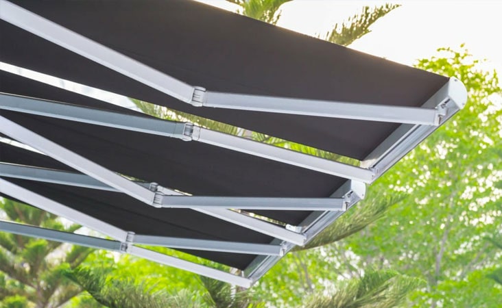 Marquesina hecha con soportes plegables de aluminio y cubierta de lona
