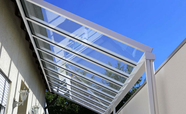 Marquesina hecha con perfiles de aluminio y cubierta de acrílico