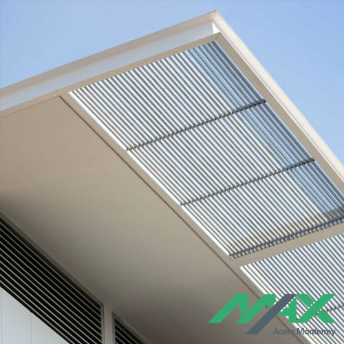 Marquesina aluminio con diseño de rejilla cubriendo las ventanas del segundo piso de una casa