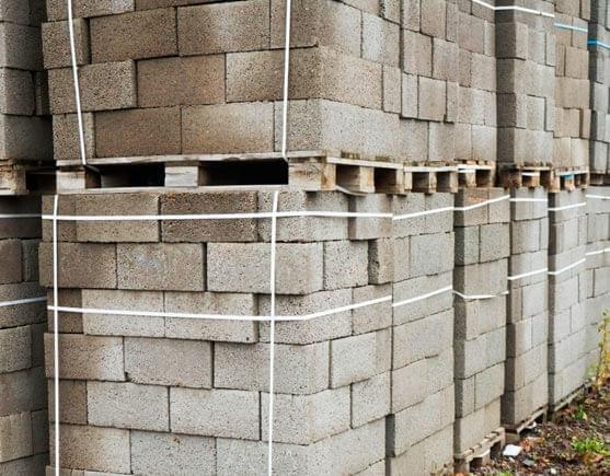 Ladrillos apilados sobre tarima de madera