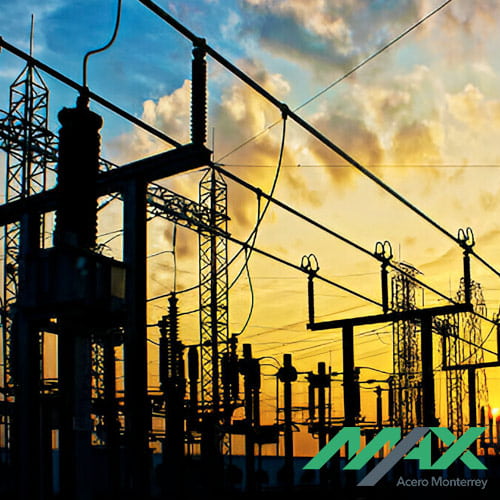 Red eléctrica con torres y otras estructuras hechas con materiales aislantes de electricidad