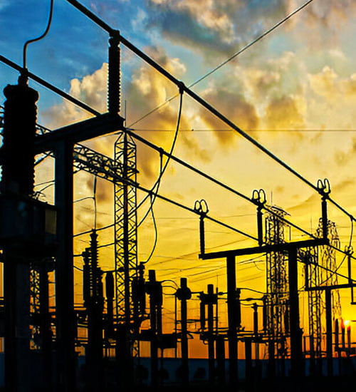 Red eléctrica con torres y otras estructuras hechas con materiales aislantes de electricidad