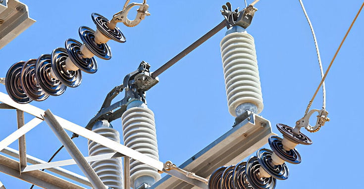 Subestación eléctrica con líneas de potencia y materiales aislantes de electricidad