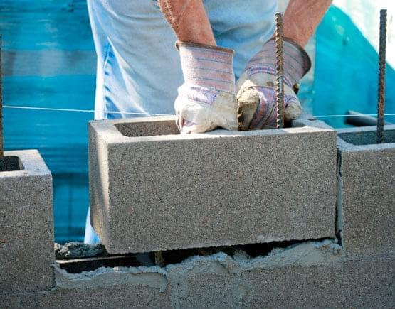 Barda prefabricada compuesta con varillas corrugadas y tabiques.