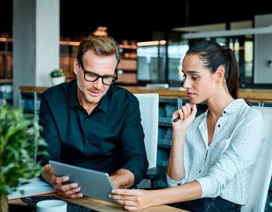 Personas analizando un sitio web y comparando precios