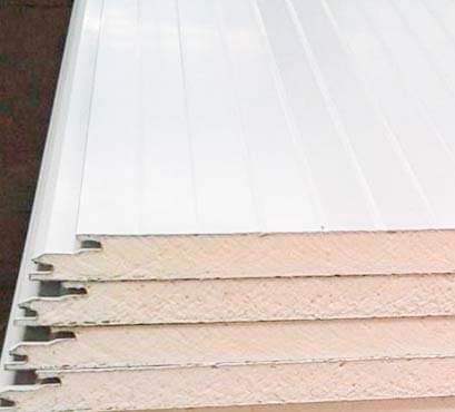 Paneles de Economuro apilados en bodega.