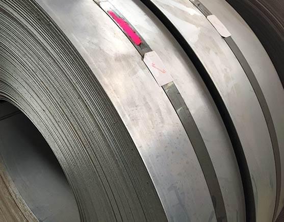 Rollo de lámina negra.