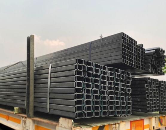 Camión de carga transportando piezas de monten