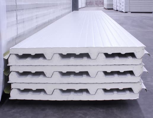 Piezas de panel galvatecho apiladas unas sobre otras