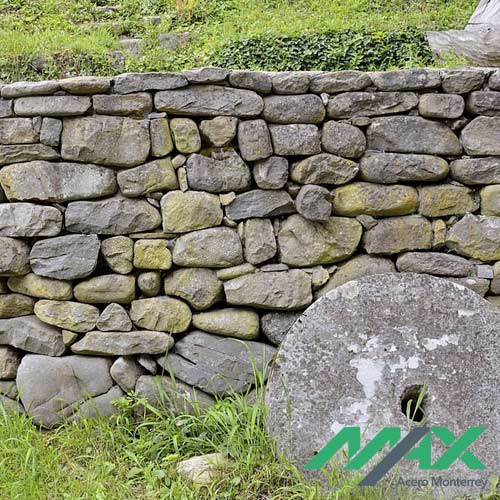 Muro de contención elaborado con piedras de diversos tamaños