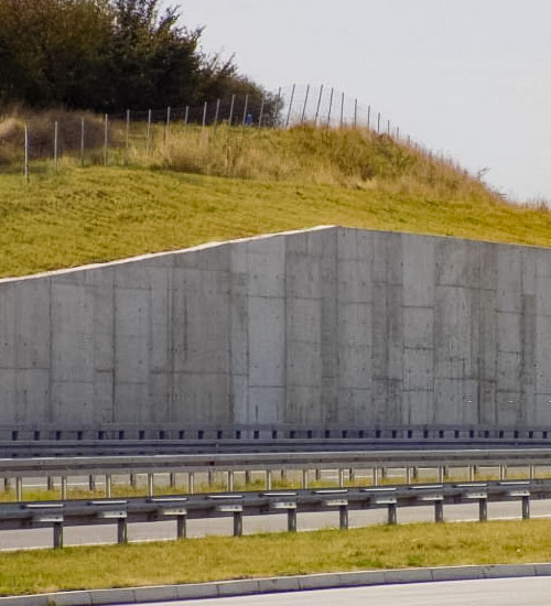  Muro de contención de varios metros de altura en medio de una carretera