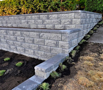 Muro de contención elaborado con blocks de concreto en los límites de una propiedad