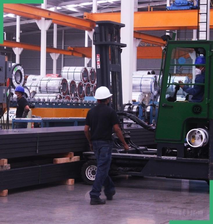 Trabajador dentro de bodega de productos de acero