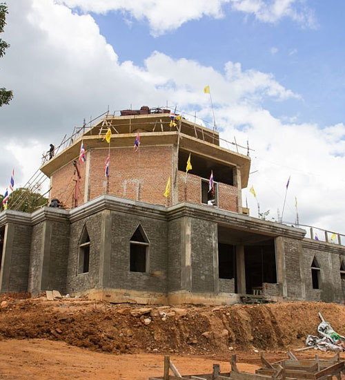 Centro religioso en construcción durante la fase de obra negra