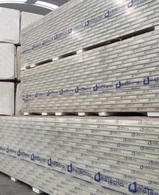 Paneles Metecno apilados en bodega
