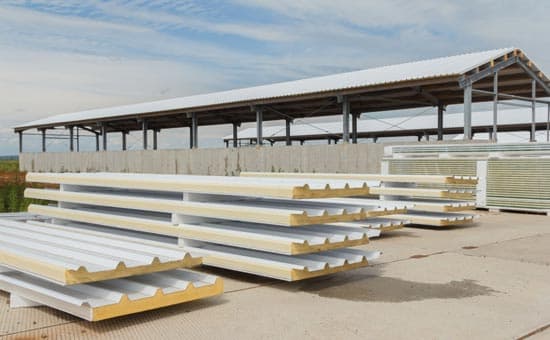 Paneles aislantes apilados en sitio de construcción