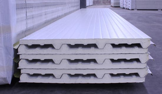 Paneles aislantes para techo apilados en bodega