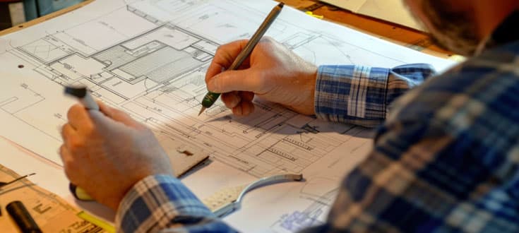 Arquitecto trazando los planos de una casa