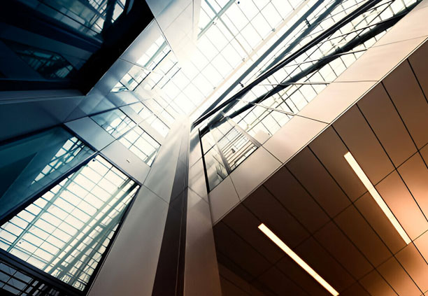 Edificio con recubrimiento de placa de acero