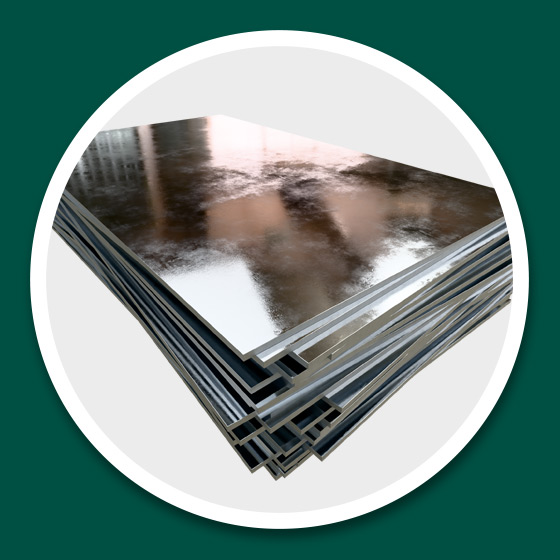 Piezas de placa de acero apiladas