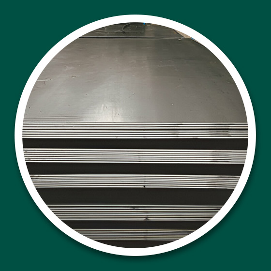 Piezas de placa de acero apiladas en bodega