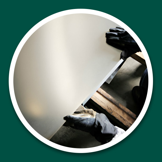 Trabajador manipulando placa de acero