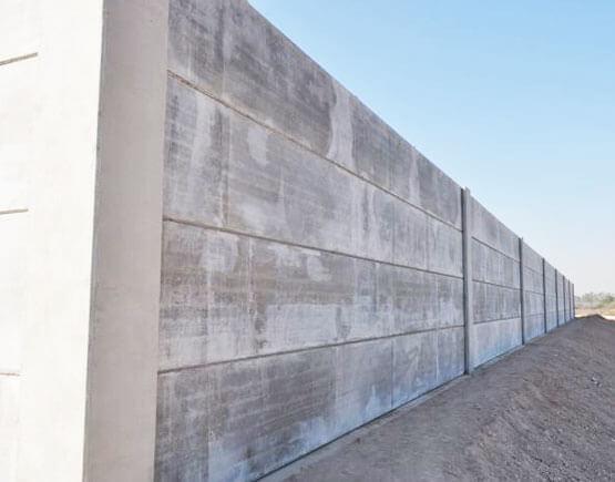 Barda prefabricada delimitando el área de una casa.