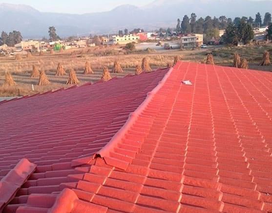 Láminas tipo teja elaboradas con plástico y con crestas onduladas a lo largo de su superficie.