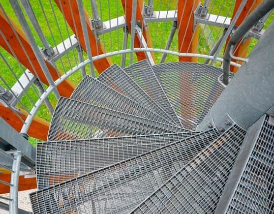 Escalones fabricados con rejilla de acero electroforjada