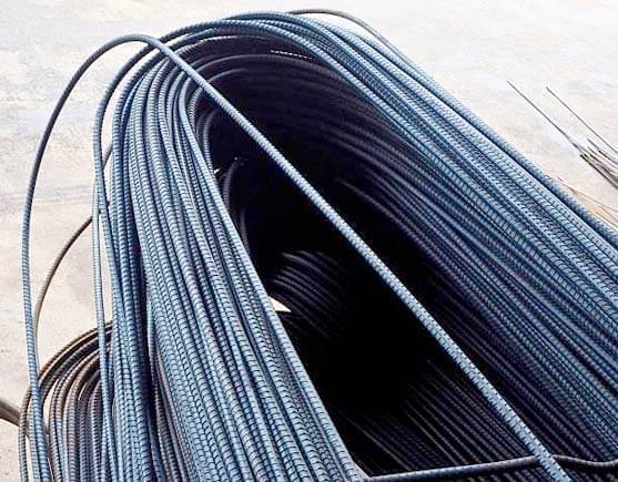 Varilla corrugada en presentación doblada para transporte.