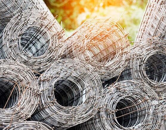 Rollos de malla electrosoldada de acero.